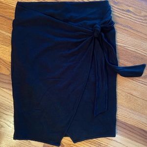 Gap knit pull on skirt with decorative tie and overlapping slit front. M